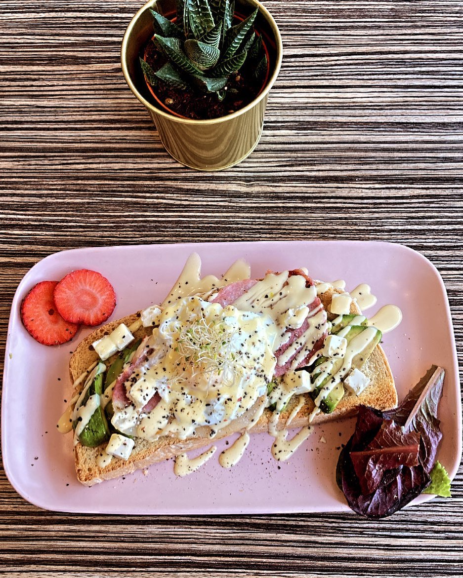 Brunch tosta on pink plate